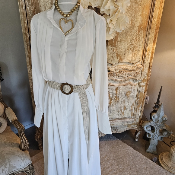 Elegant White Pleated-Front Maxi Dress with Long Sleeves - Picture 5 of 13